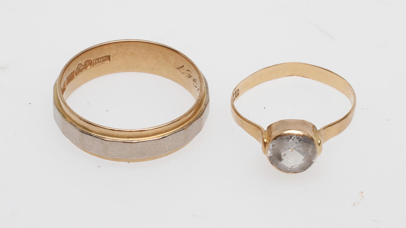RINGAR, 2 st, 18k guld, total vikt ca 7,2 gr.
