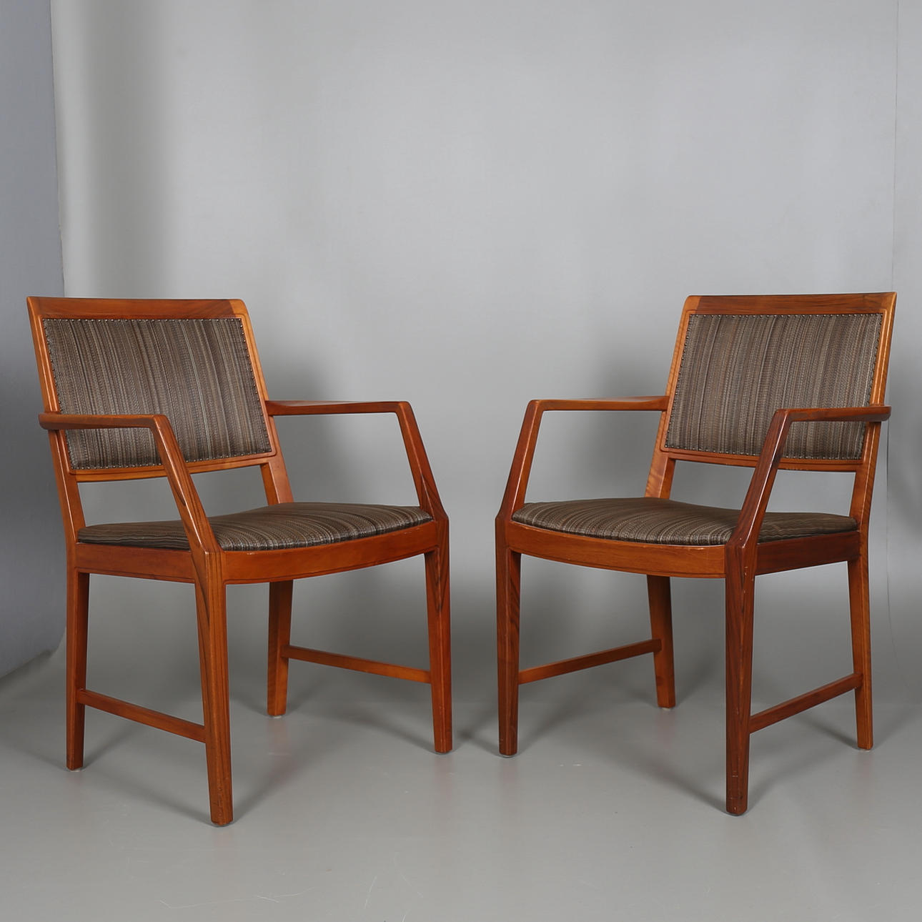 KARMSTOLAR, ett par, valnöt, Bertil Fridhagen, Bodafors. 1960-tal.