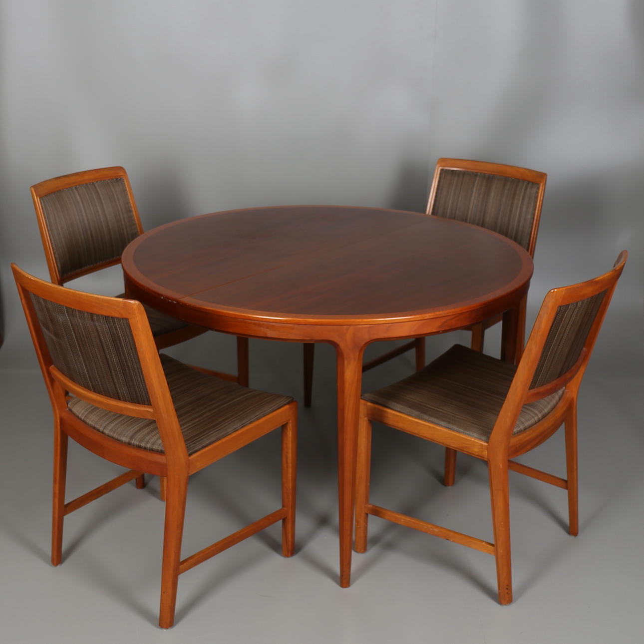 MATSALSMÖBLEMANG i valnöt/teak, Bertil Fridhagen, Bodafors, 1960-tal.