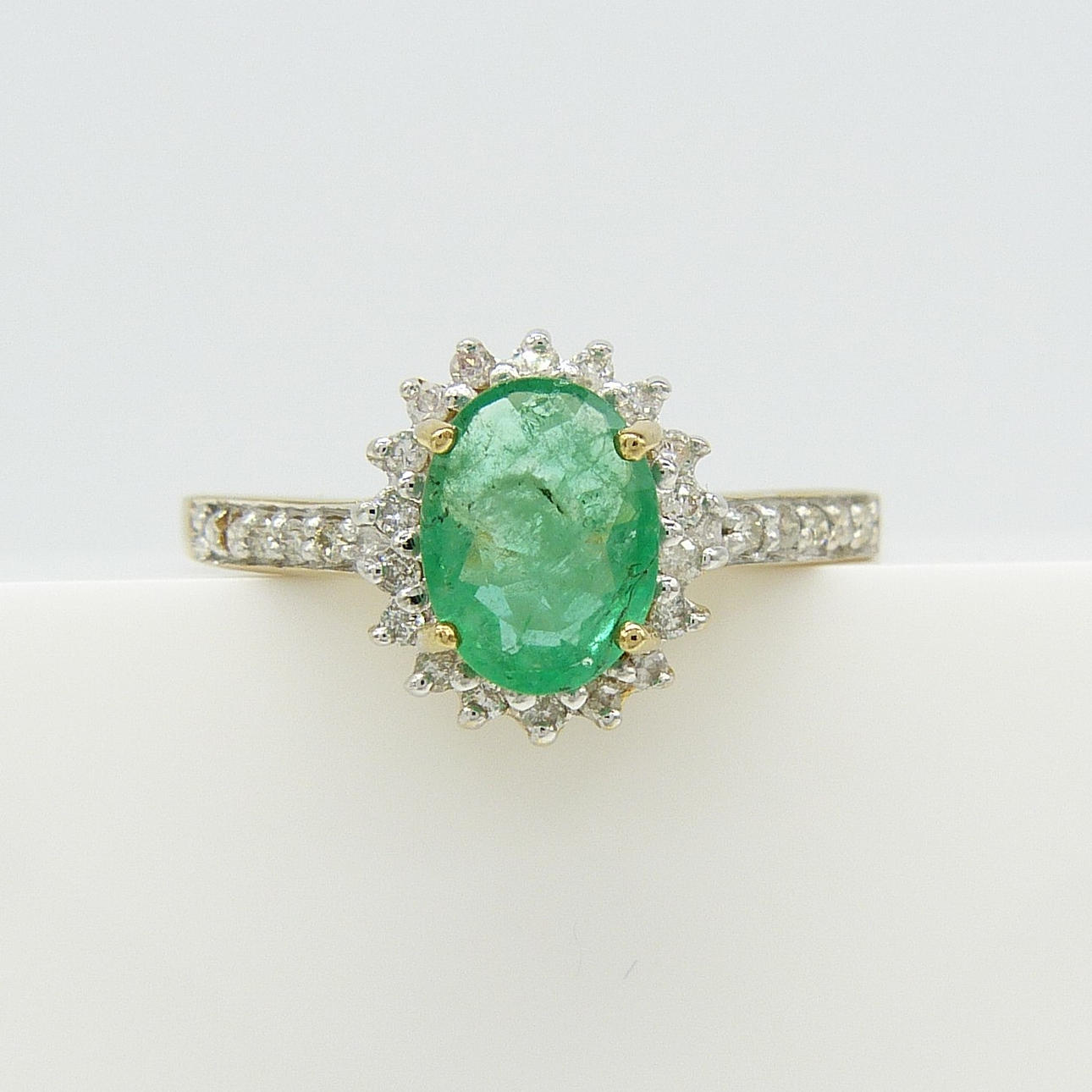 EMERALD & DIAMANT kluster ring.