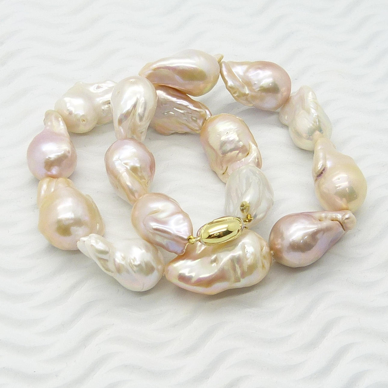 collar PERLA BARROCA.