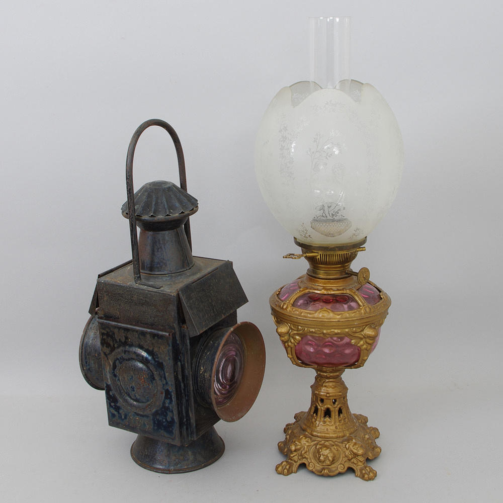 BORDSFOTOGENLAMPA SAMT LYKTA.