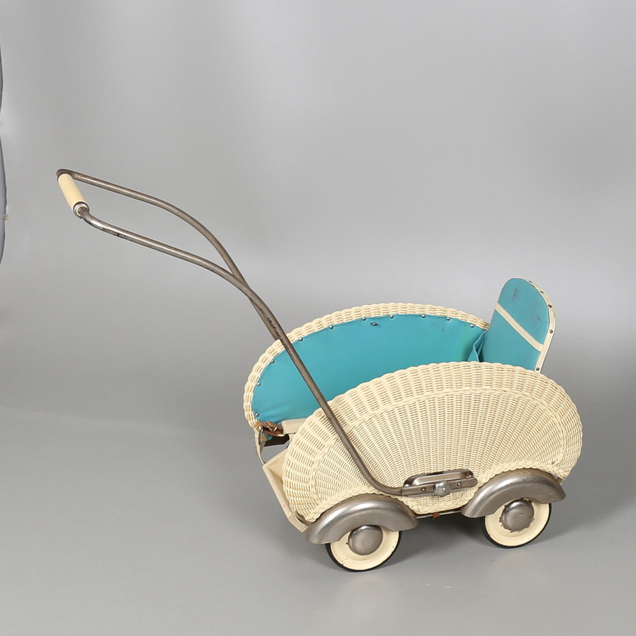 DOCKVAGN, trä och metall, dekor i flätat plast, 1950-tal.