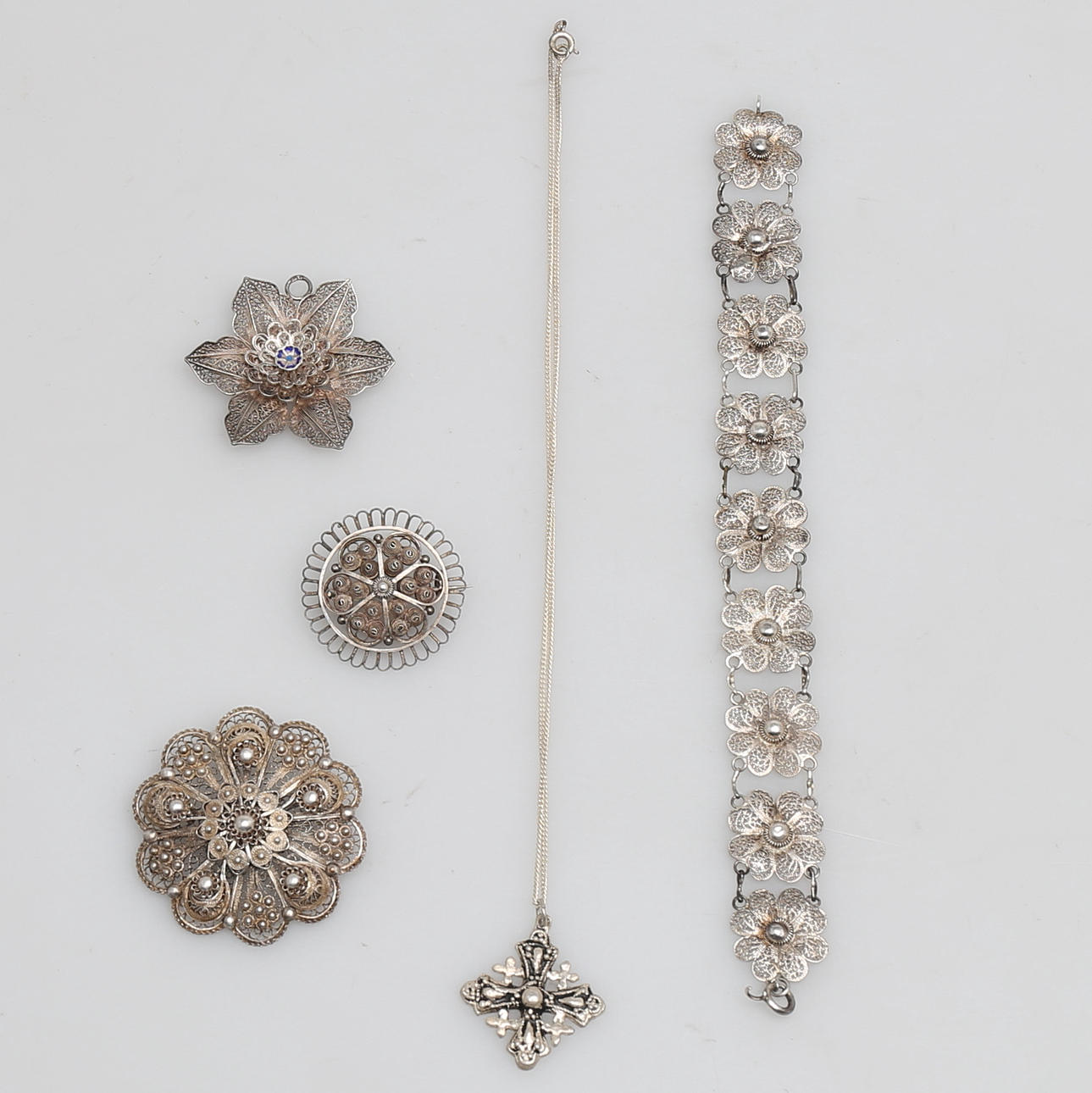 PARTI SILVERSMYCKEN i bl a filigranarbete, 5 delar, vikt 54 gram.
