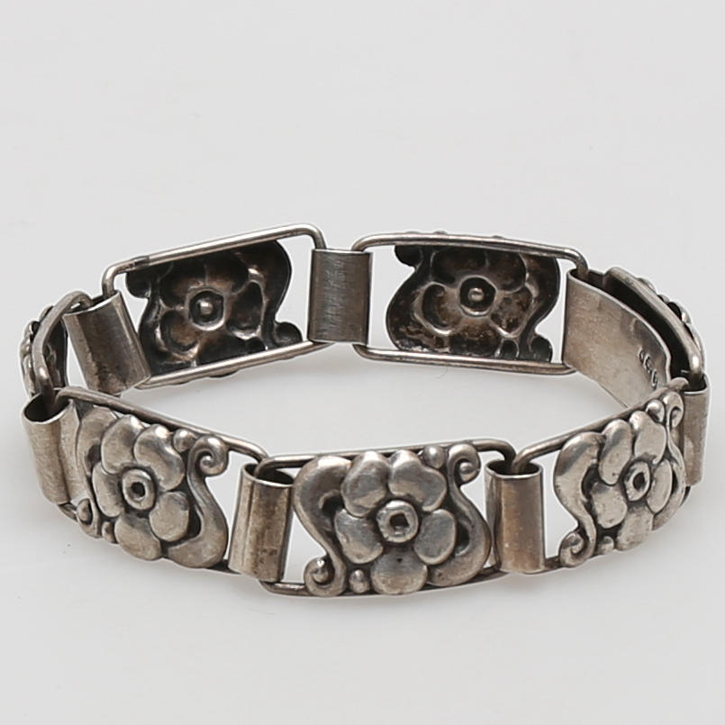 ARMBAND i silver, dekor av blommor, Lundquist Ab B A F, Göteborg, 1948.