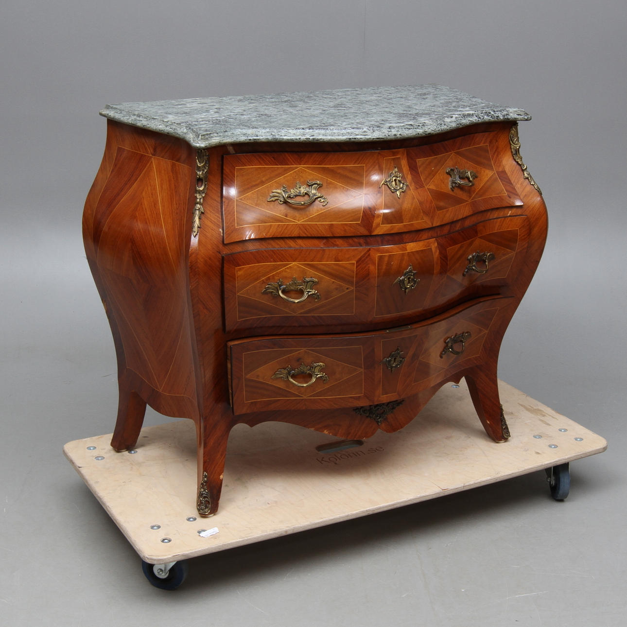 BYRÅ med stenskiva, rokokostil, svensk möbelindustri, 1900-tal.