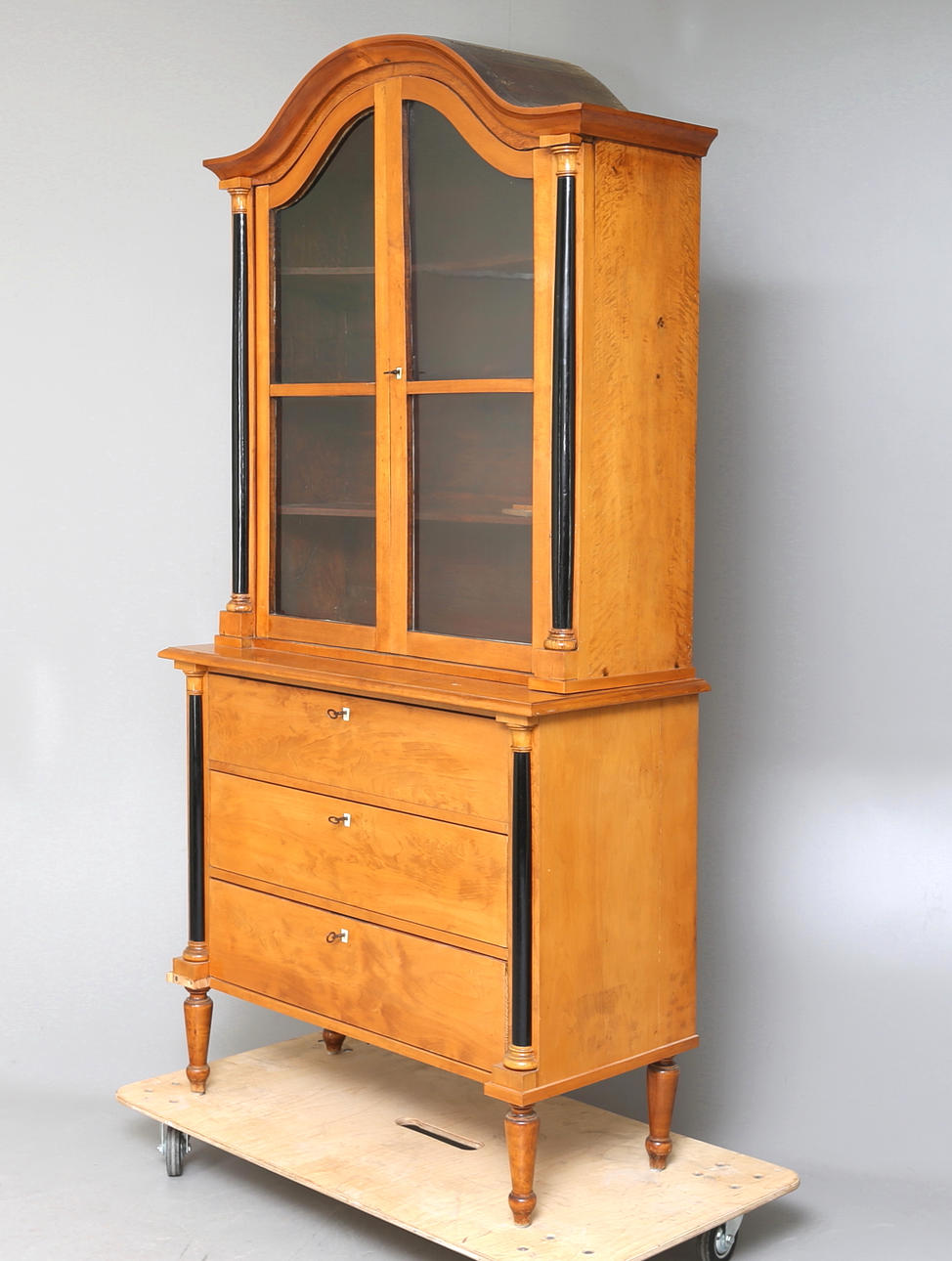 VITRINSKÅP, Karl Johan, 18/1900-tal.