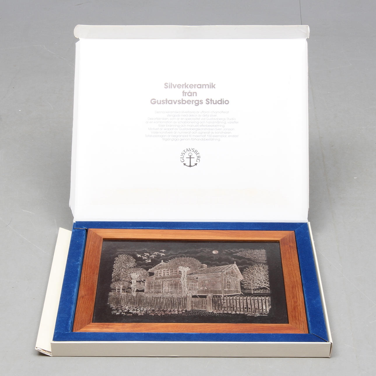 VÄGGPLAKETT, silvermålning på chamotterat stengods, "Olle Olssons hus", Sven Jonson, Gustavsberg, numrerad 76/150.