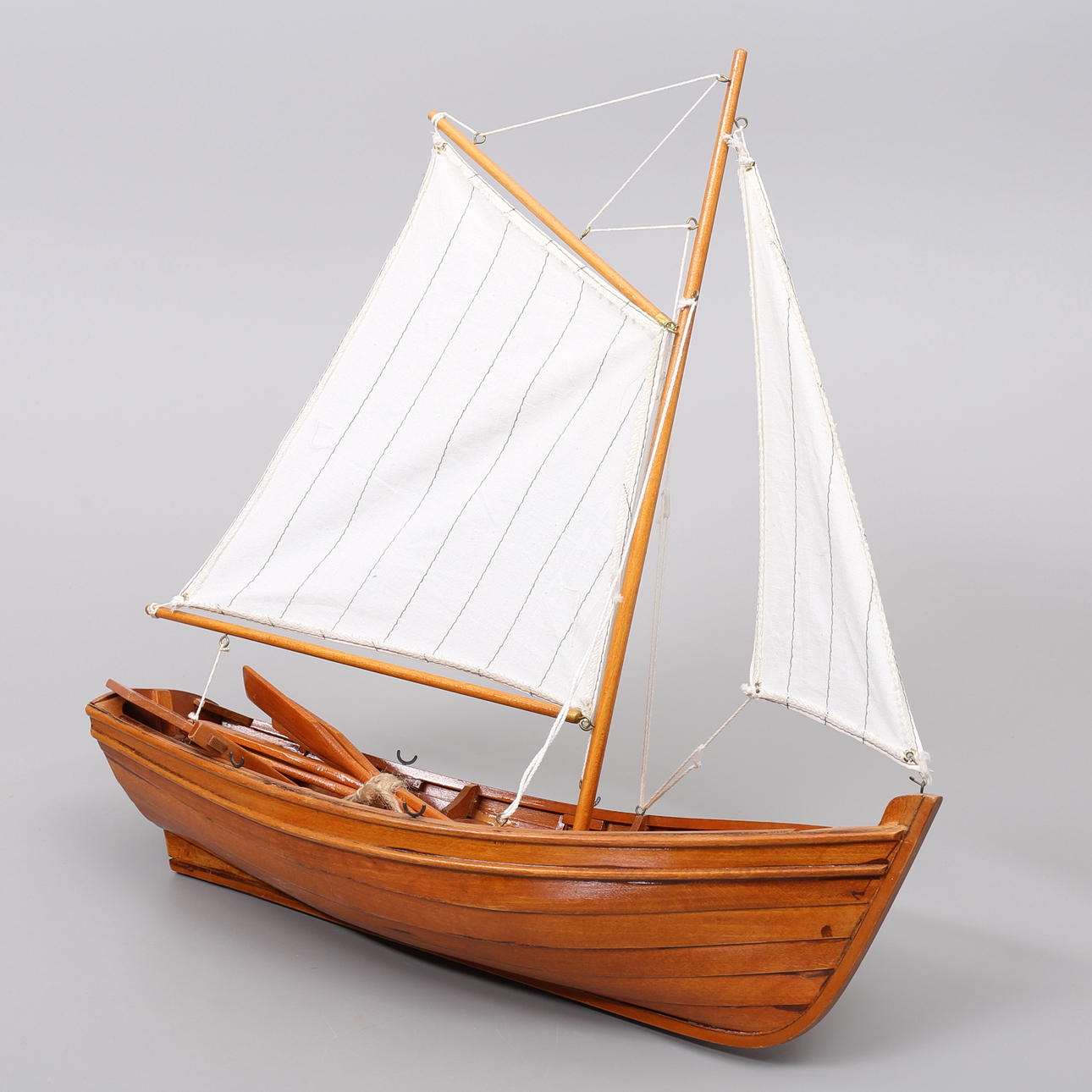 BÅTMODELL, segel-eka, trä.