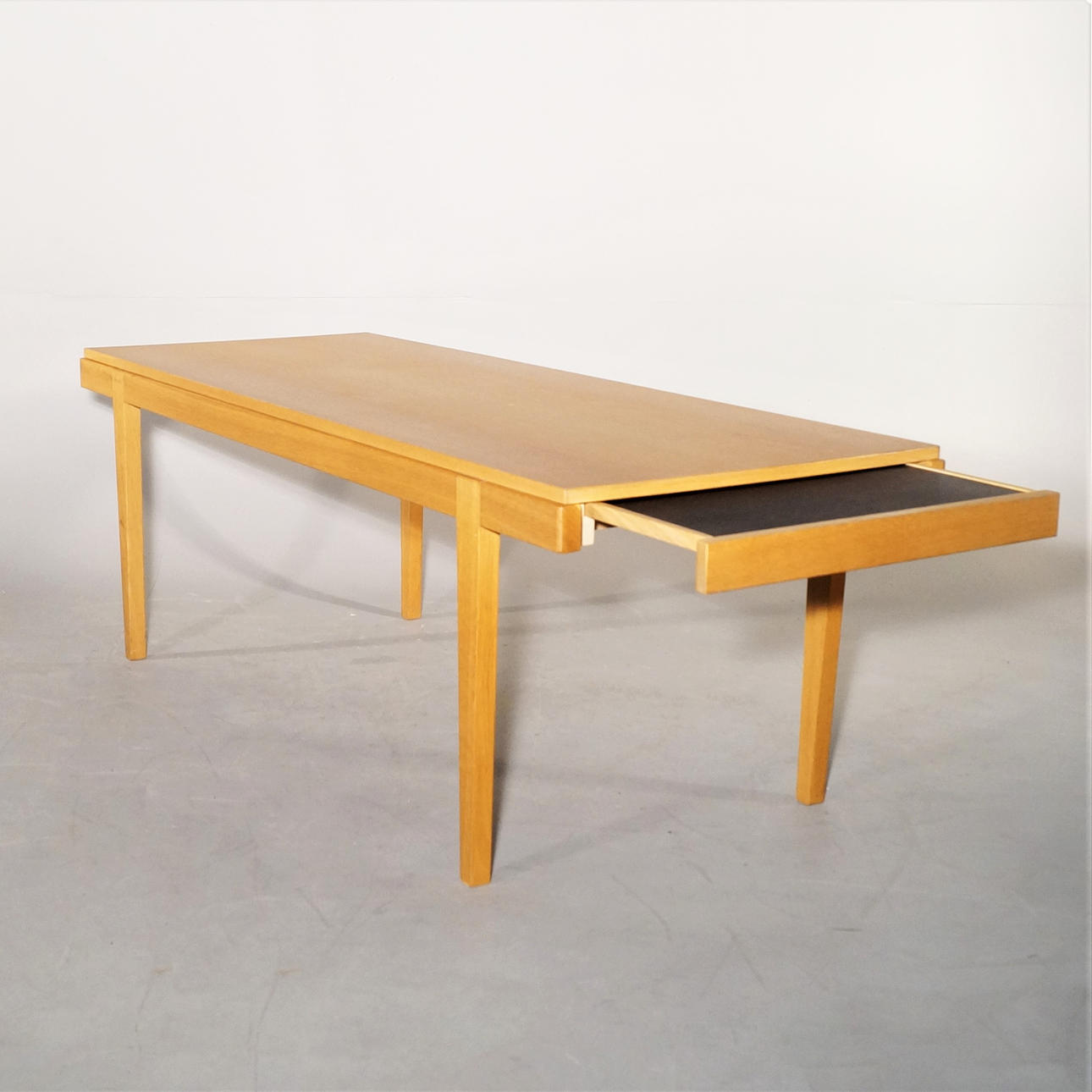 COUCHTISCH, Eiche hell, mit laminierten ausziehbaren Platten.