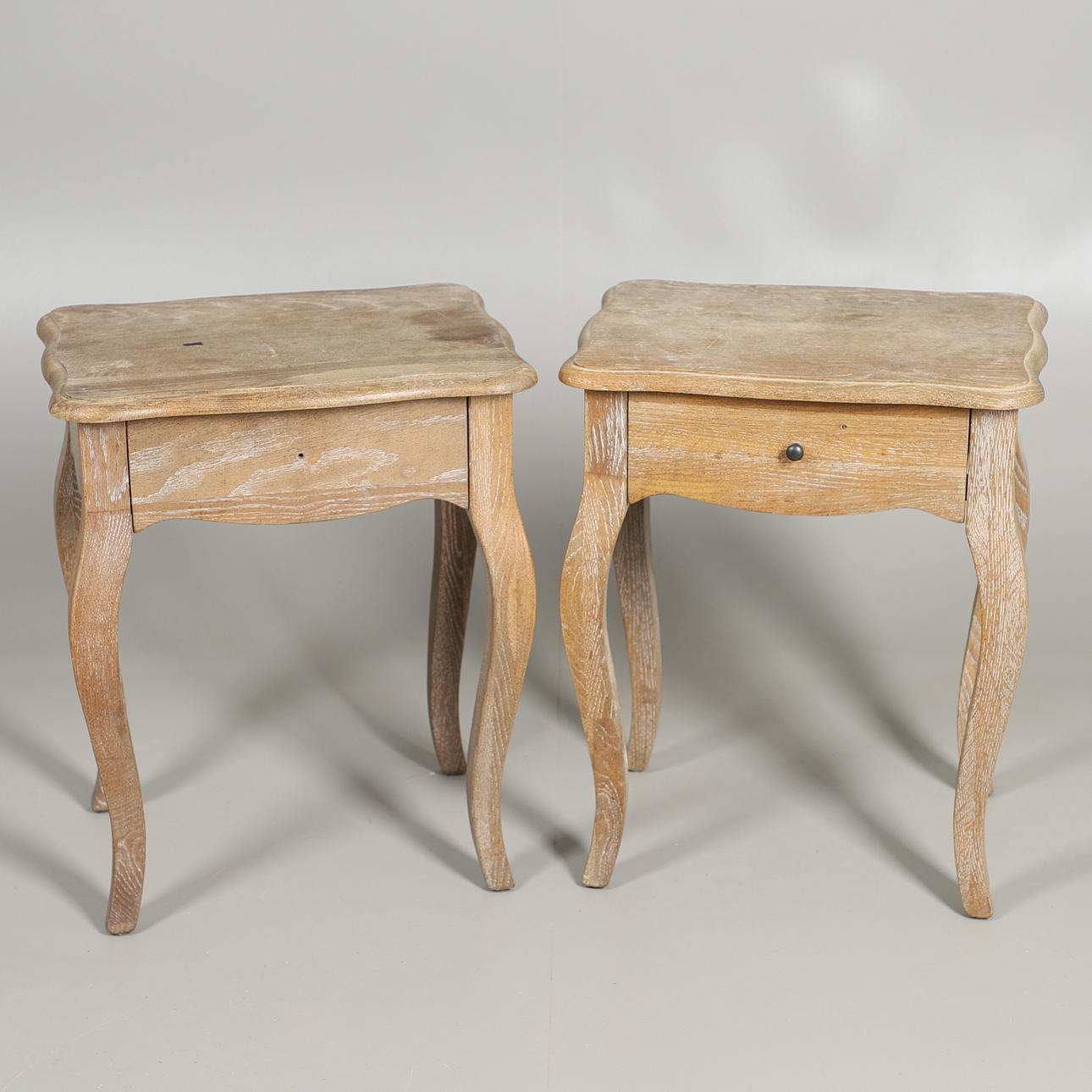 ETT PAR MODERNA SÄNGBORD.