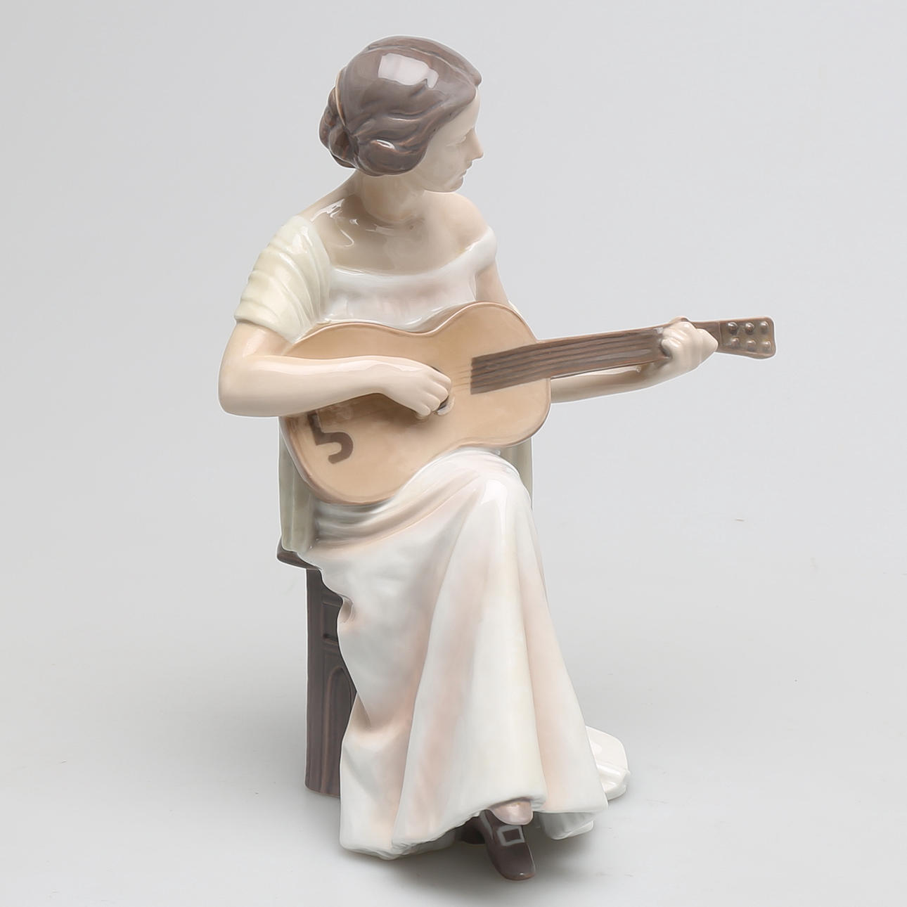 FIGURIN i porslin, kvinna med gitarr, Ingeborg Plockross Irminger, Bing & Gröndahl, Danmark.