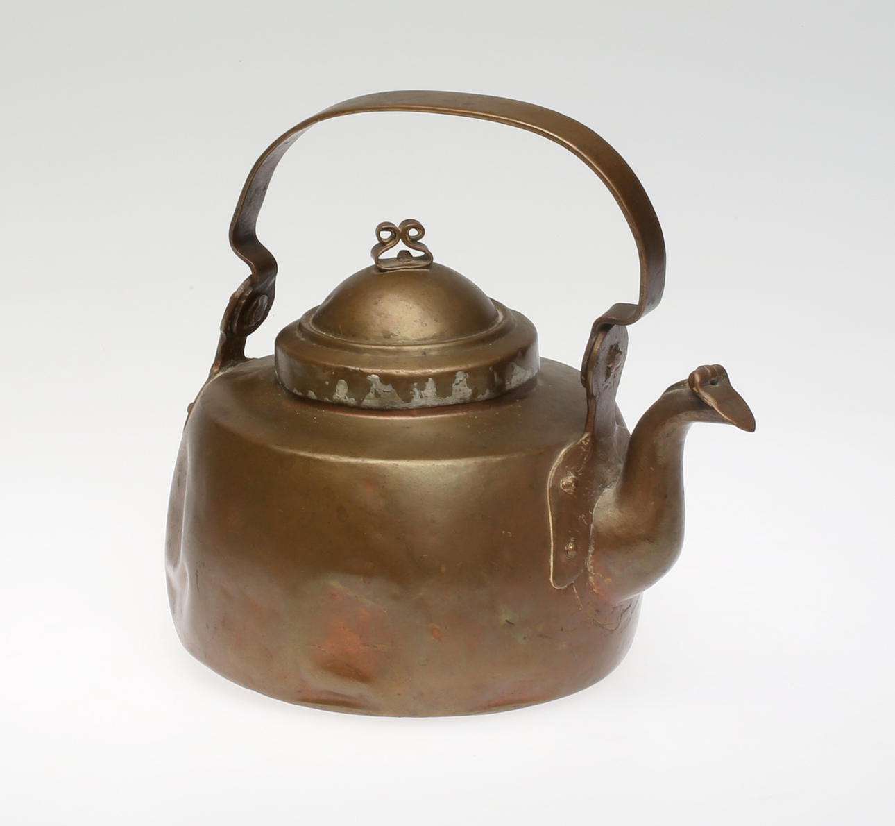 KAFFEKANNA med mustachefäste , koppar, tidigt 1800-tal.