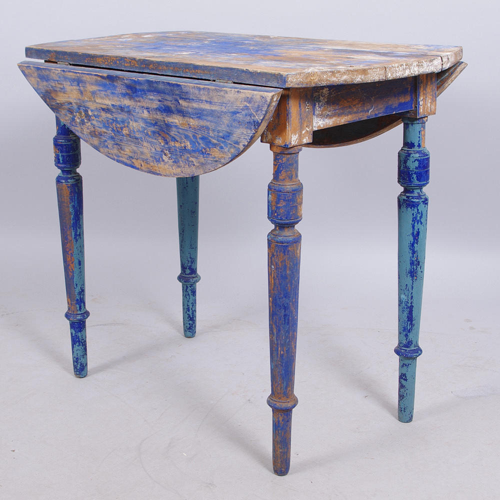 BORD MED KLAFFAR, blåmålad fur, sekelskiftet 1800/1900.