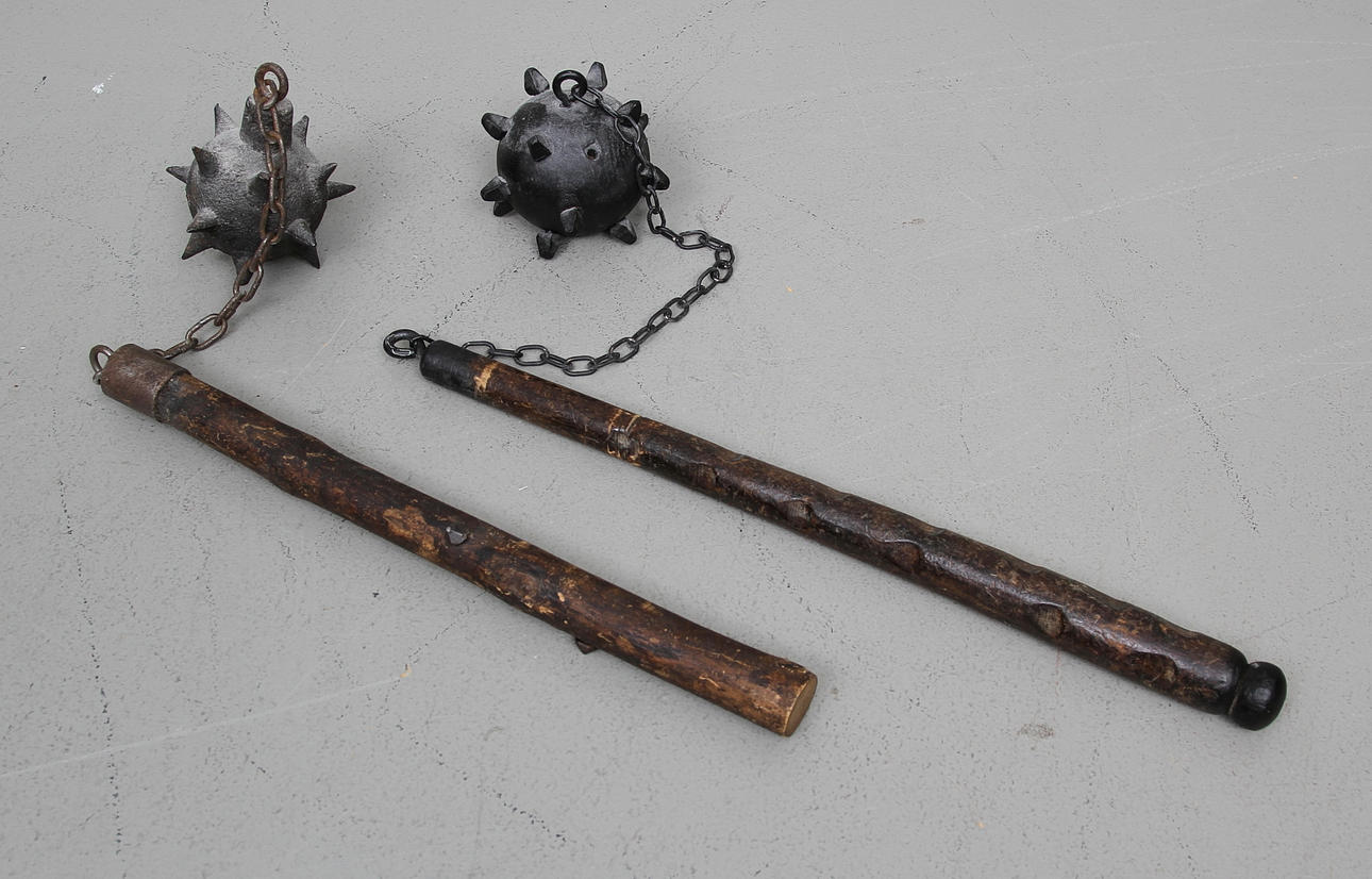 SPIKKLUBBOR, 2 st, metall samt trä, 1900-tal.