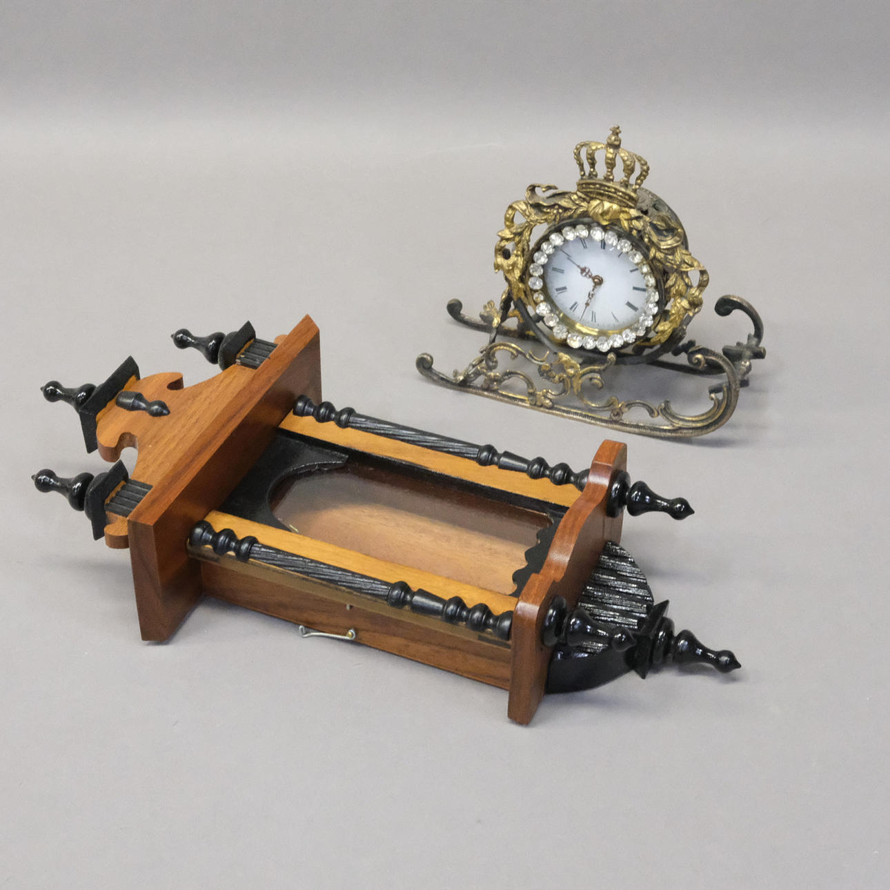 BORDUR, MINIATURE OG UR SKJUL.