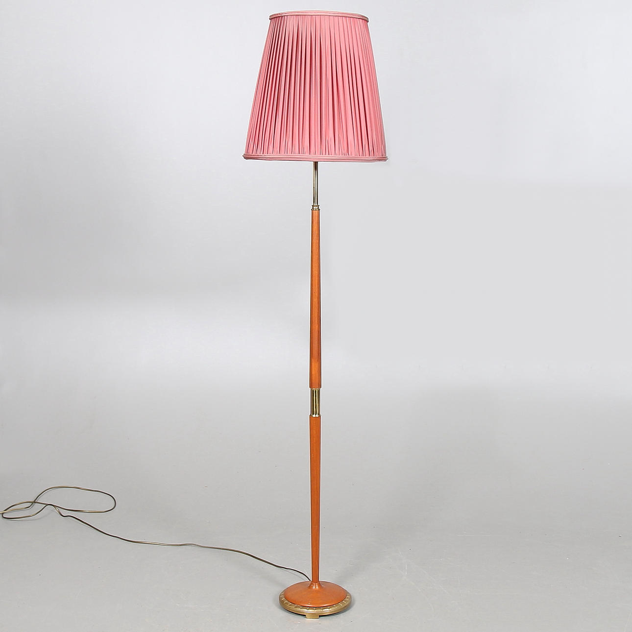 GOLVLAMPA, teak och mässing. 1950-tal.