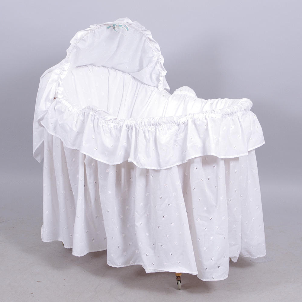 BARNSÅNG PÅ HJUL med klädsel, rotting.