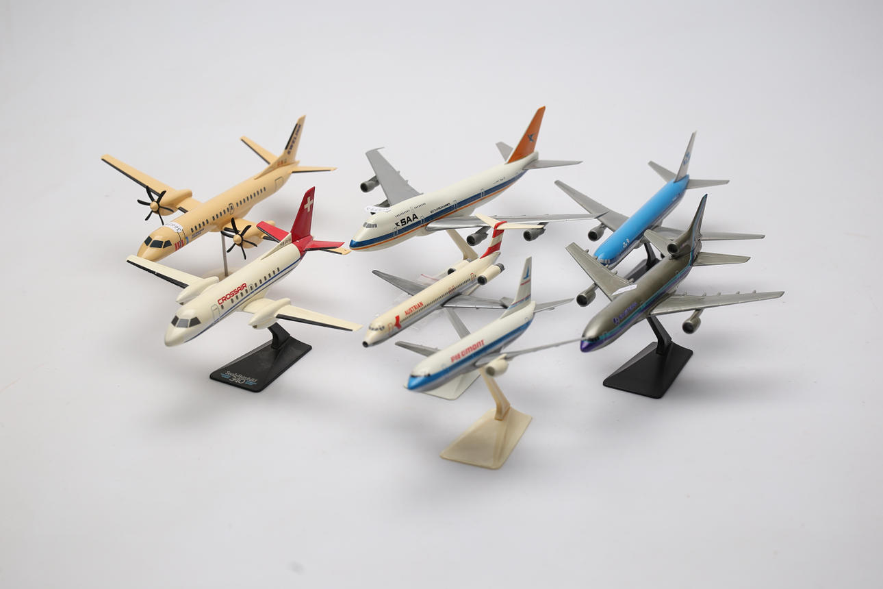 MODELO DE AVIÓN, 7 piezas, plástico.