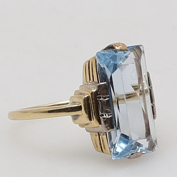 RING i 14K gulguld med smaragdslippad akvamarin.