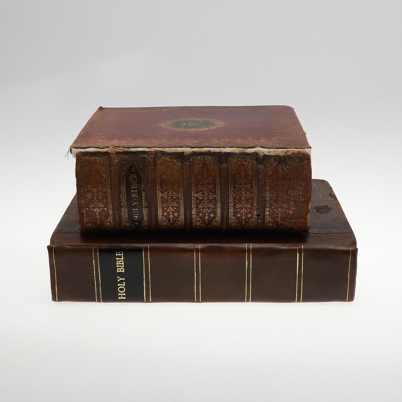 AN EARLY 18TH CENTURY BIBLE.