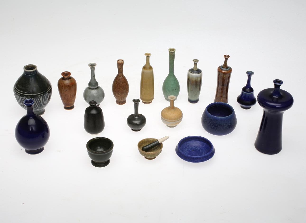 MINIATYRVASER, 18 delar, keramik, 1900-tal.