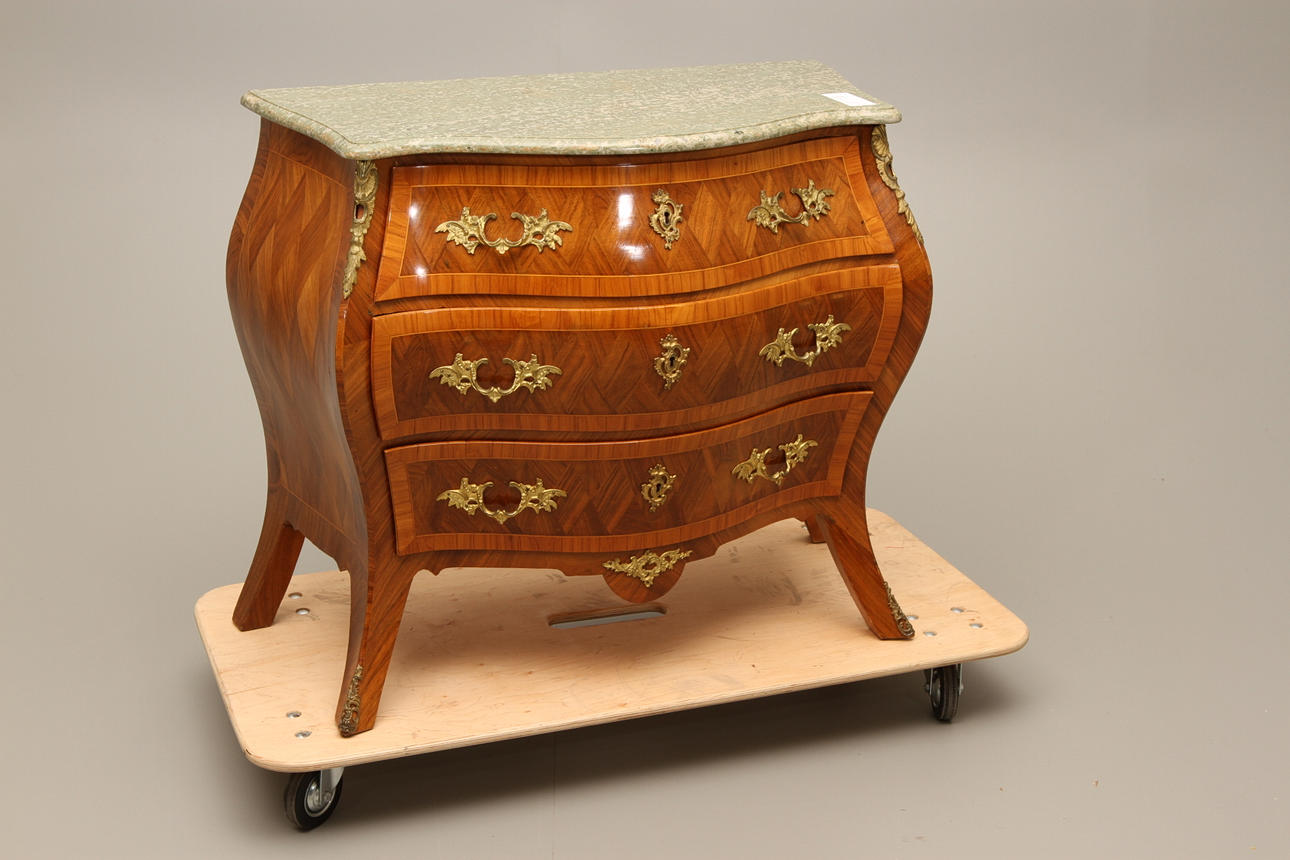 BYRÅ med marmorskiva, rokokostil, tidigt 1900-tal.