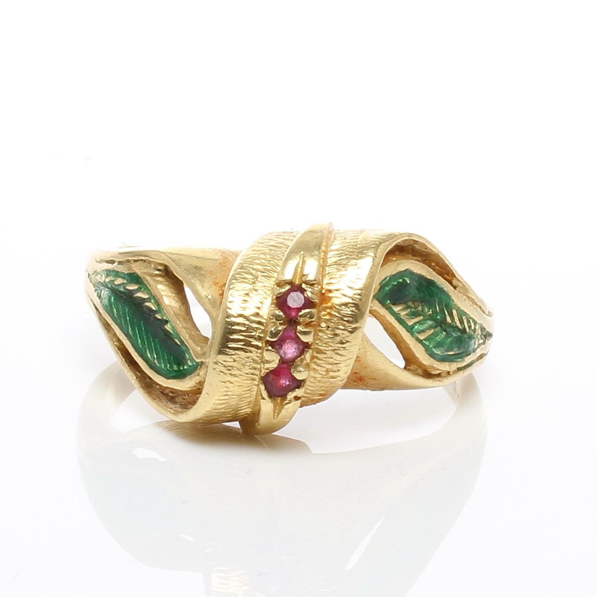 RING 18k guld med emaljarbete samt röda stenar, svensk importstämpel, 1900-tal.