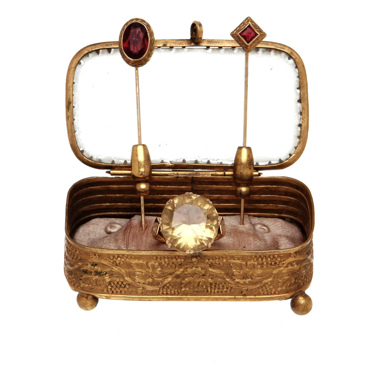 BROSCHER, 2 st, 14K rödguld med syntetiska spineller samt RING, 18K rödguld med citrin. Vikt totalt ca 9,1 g.