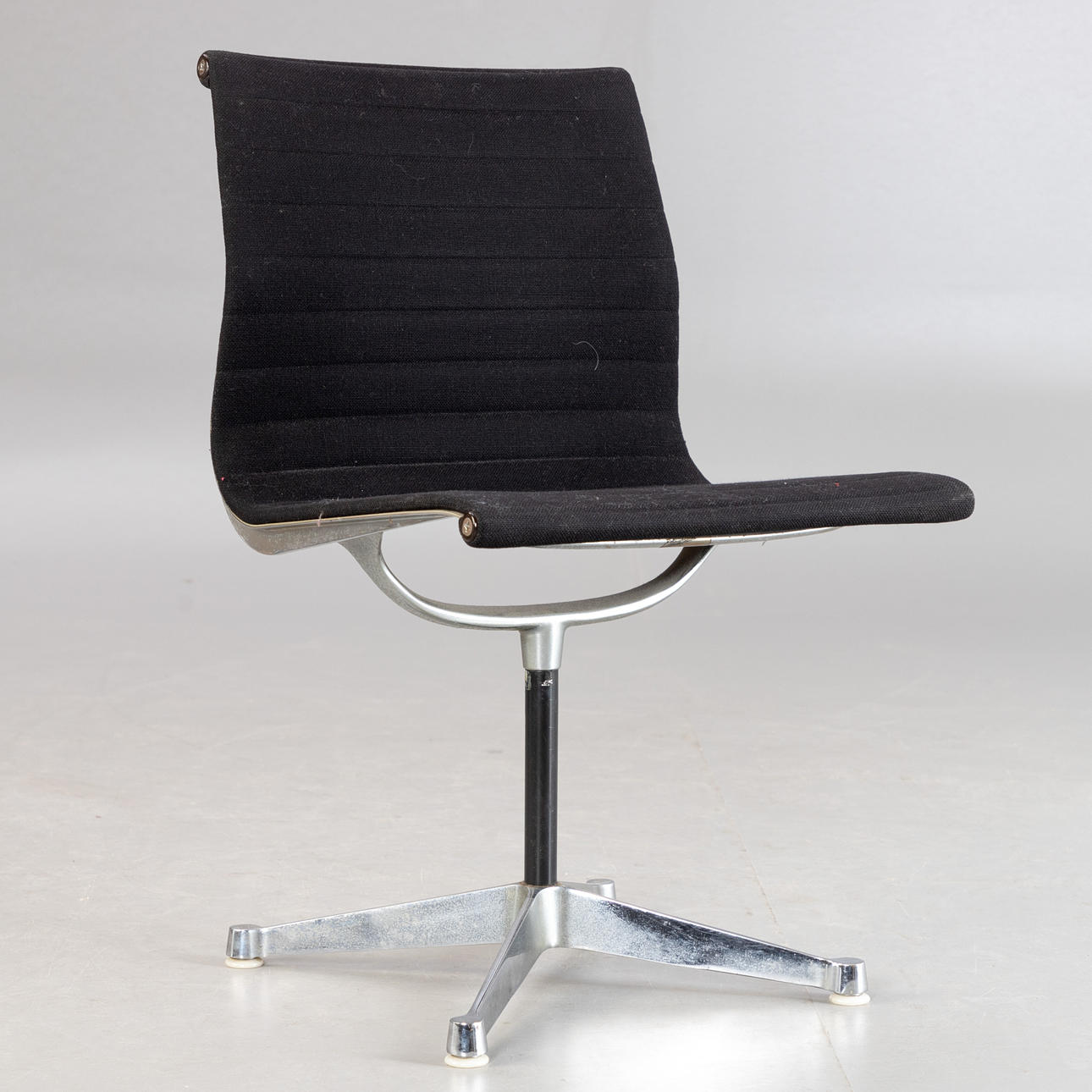 RAY & CHARLES EAMES. Herman Miller. Alu Chair 'EA 107'.