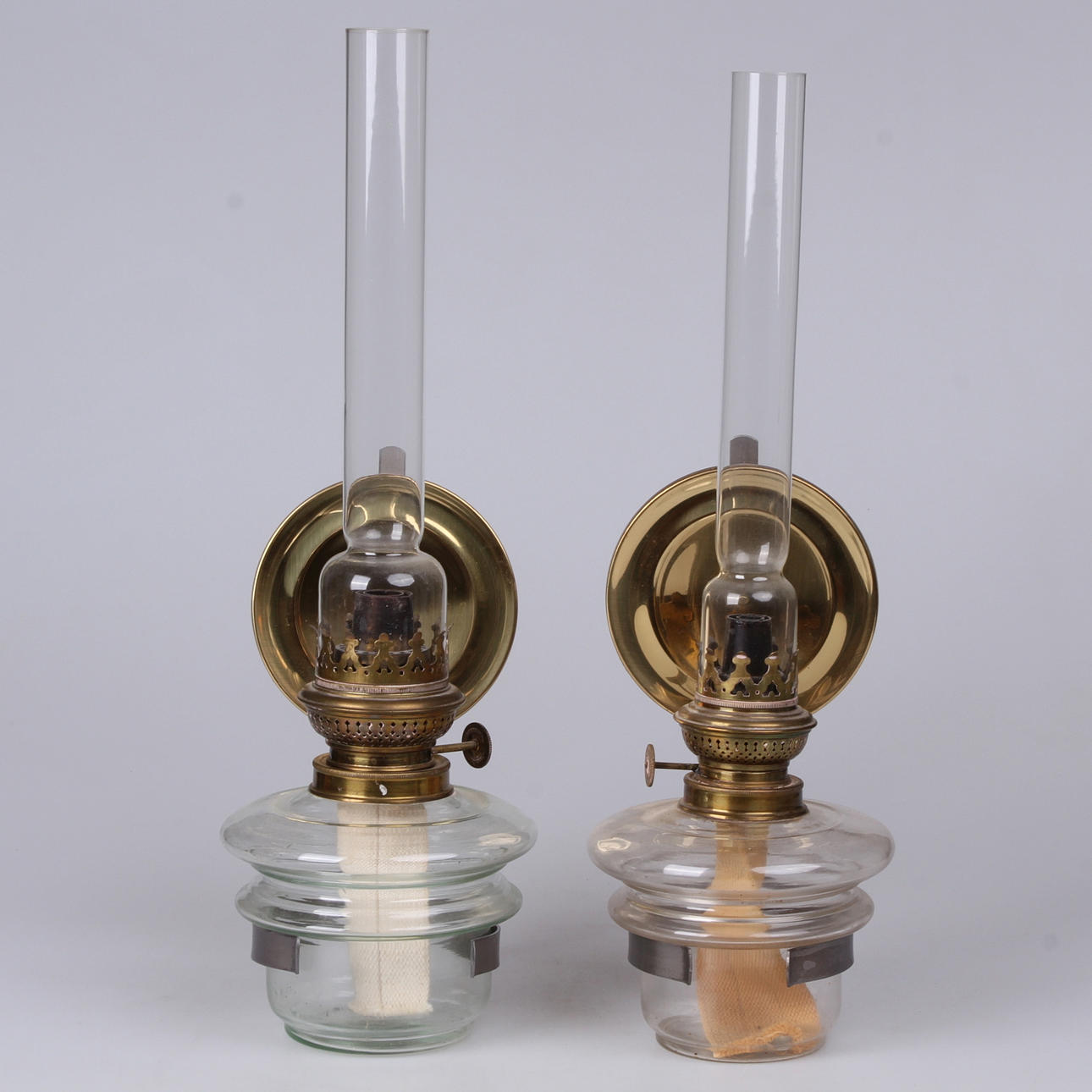 FOTOGENLAMPOR, 2 st. Med väggupphängning, 1900-tal.