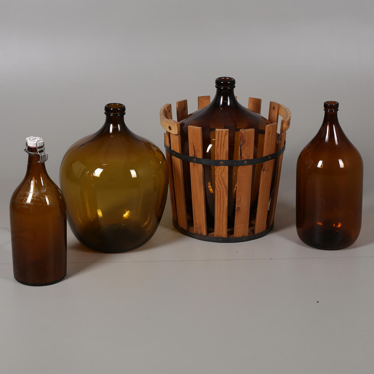 DAMEJEANNER samt GLASFLASKOR, 4 st, färgat glas.