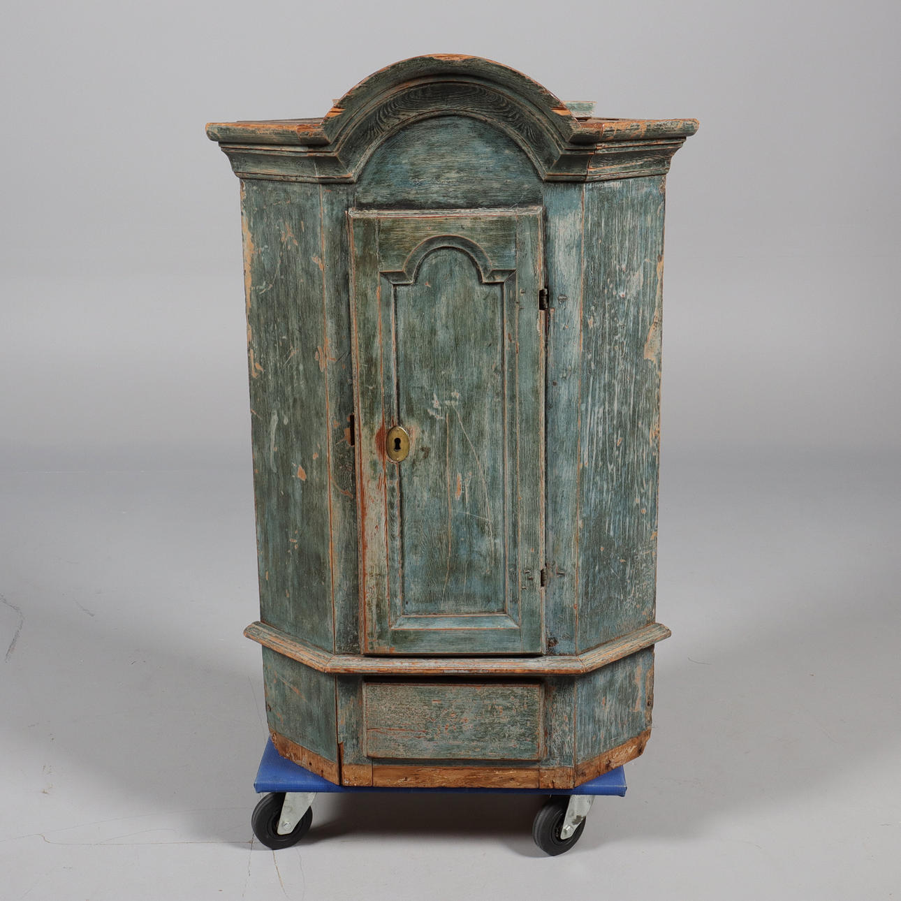 HÖRNSKÅP, vägghängt, allmoge.