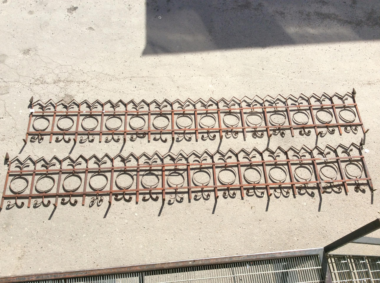 RÄCKEN, 2 st, gjutjärn, 1900-tal.