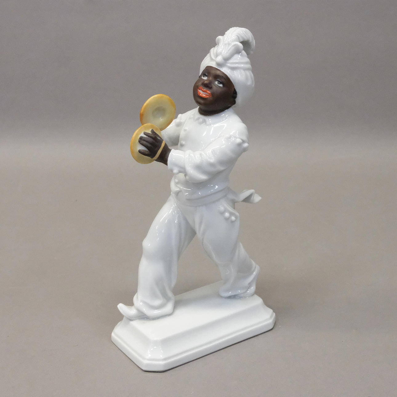 HUGO MEISEL, ROSENTHAL, FIGUR, MAND MED BÆKKER, NR.1055.