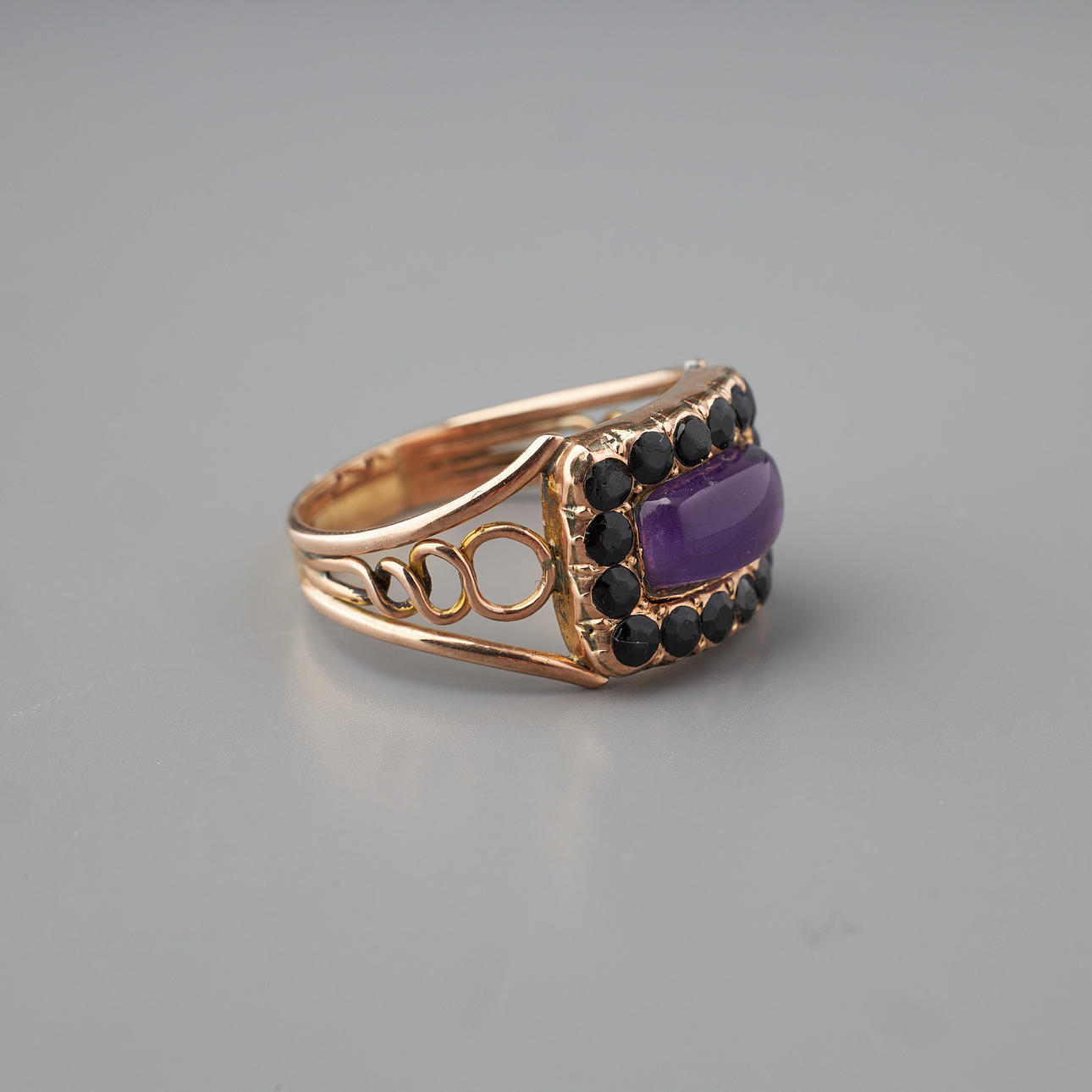 RING, cabochonsleben ametyst, onyx, guld.