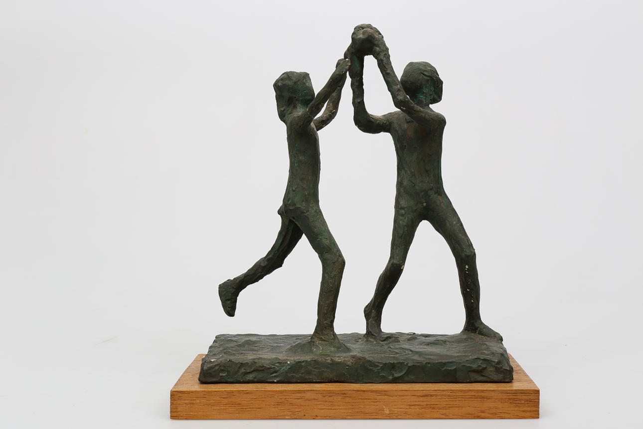 IVAR ÅLENIUS BJÖRK. Skulptur, gips på träsockel, grön patinerad, Lekande barn, signerad.