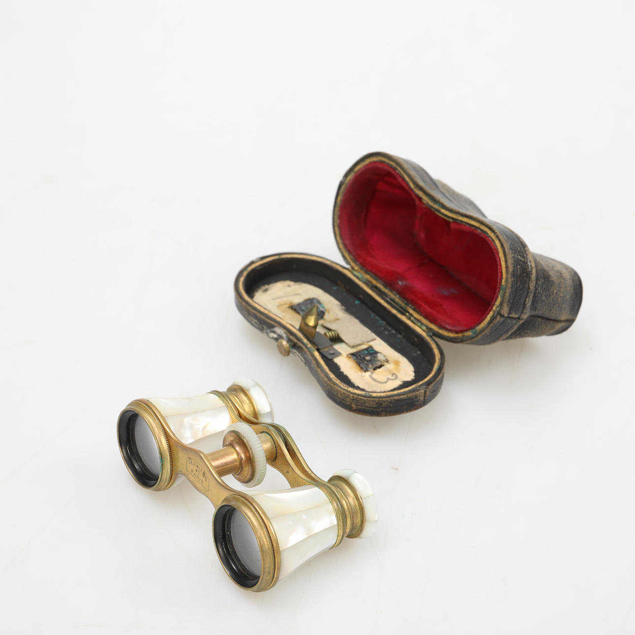 ANTIK TEATERKIKERT, DERAISME, PARIS, i etui, messing og perlemor.