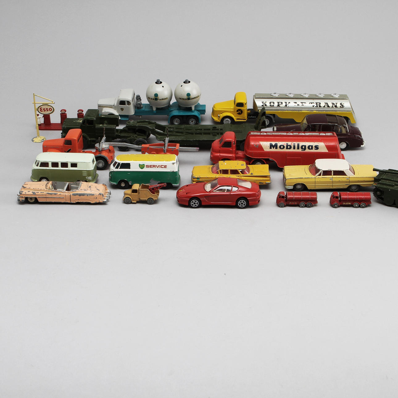 LEKSAKSBILAR, bland annat Dinky toys och Tekno, 1900-talets mitt.