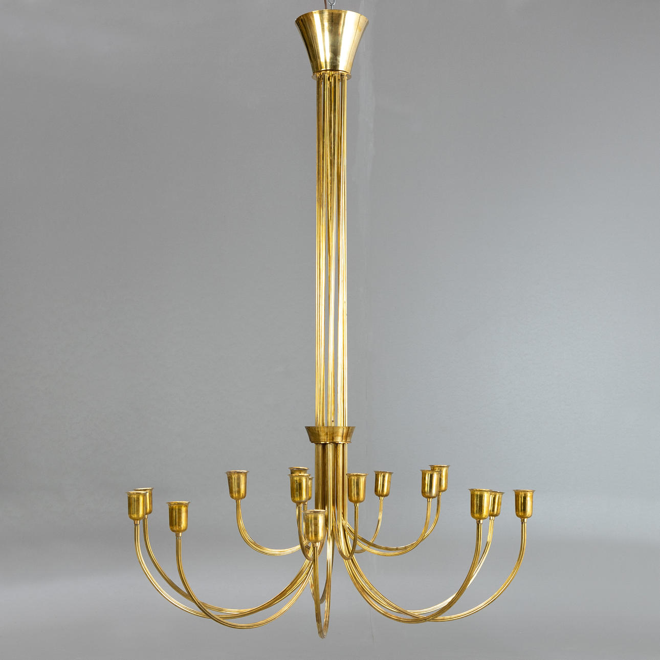 Stor lysekrone af messing.