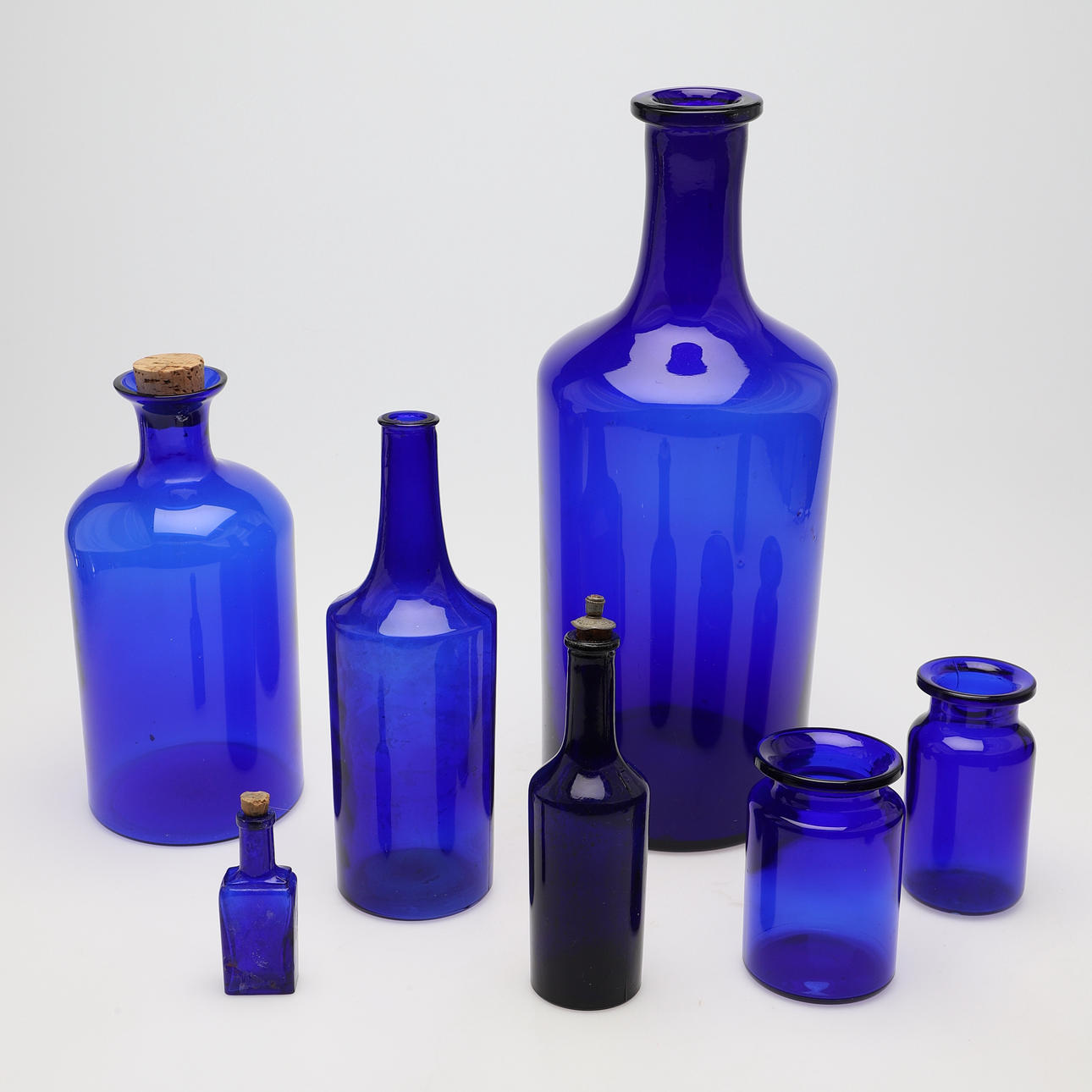 FLASKOR & BURKAR, 7 st, blått glas, bl.a. F. Pauli.