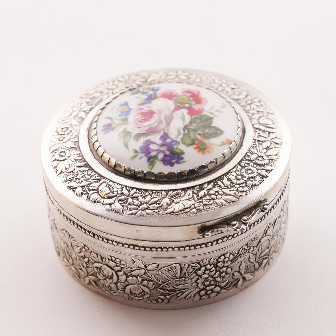 SILVER BOX WITH LIMOGES PORCELAIN LID.