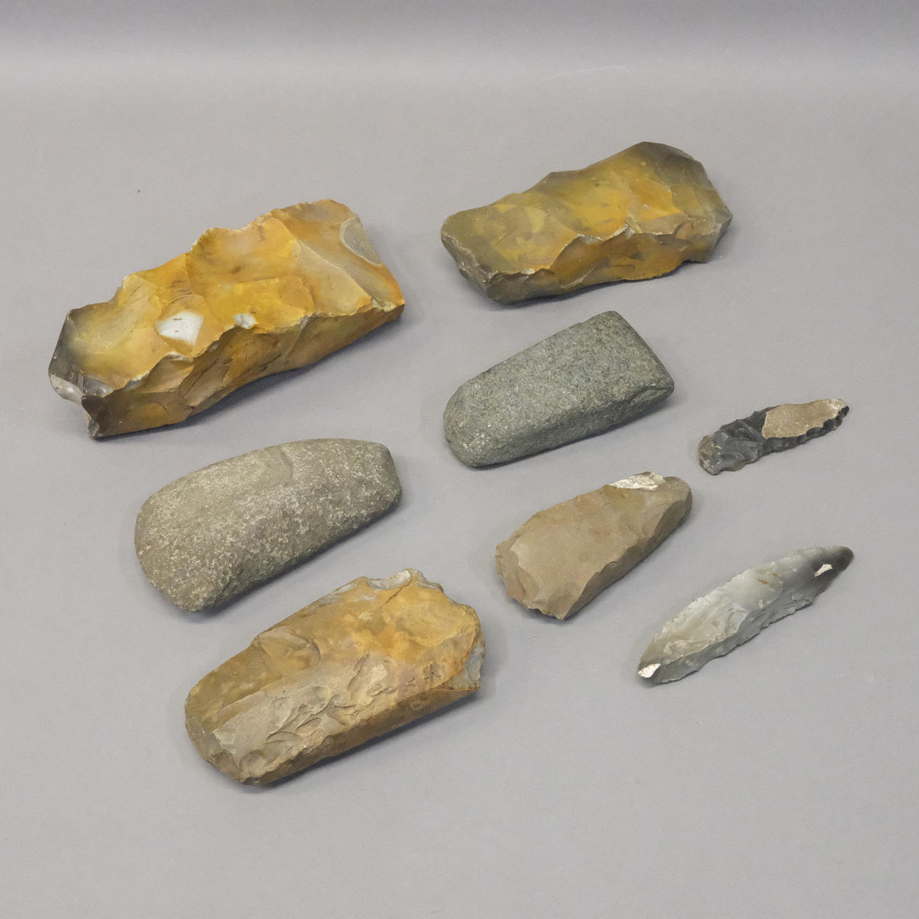 SECHS STEINZEIT-PICKEL & ZWEI SCHABER.