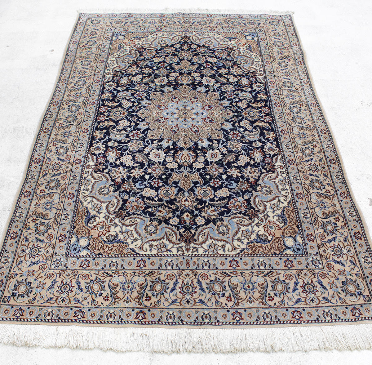 MATTA, Persisk, Nain med silkesinslag, 223 x 136 cm.