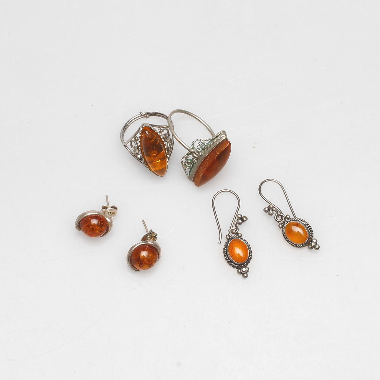 RINGAR, 2 st och ÖRHÄNGEN, 2 par, nytillverkad bärnsten och silver.