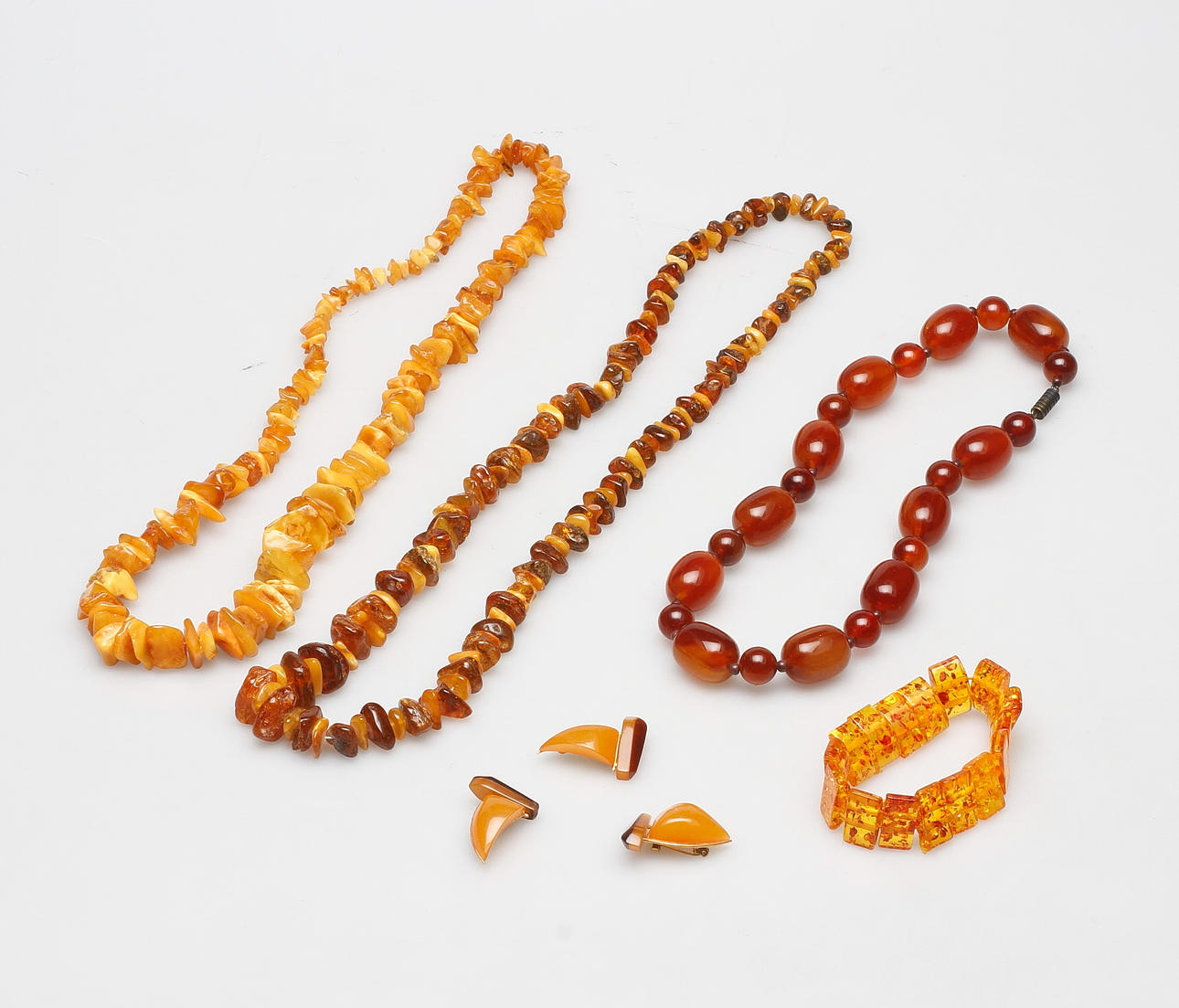 SMYCKEN, 7 delar, bland annat nytillverkad bärnsten, 1900/2000-tal.