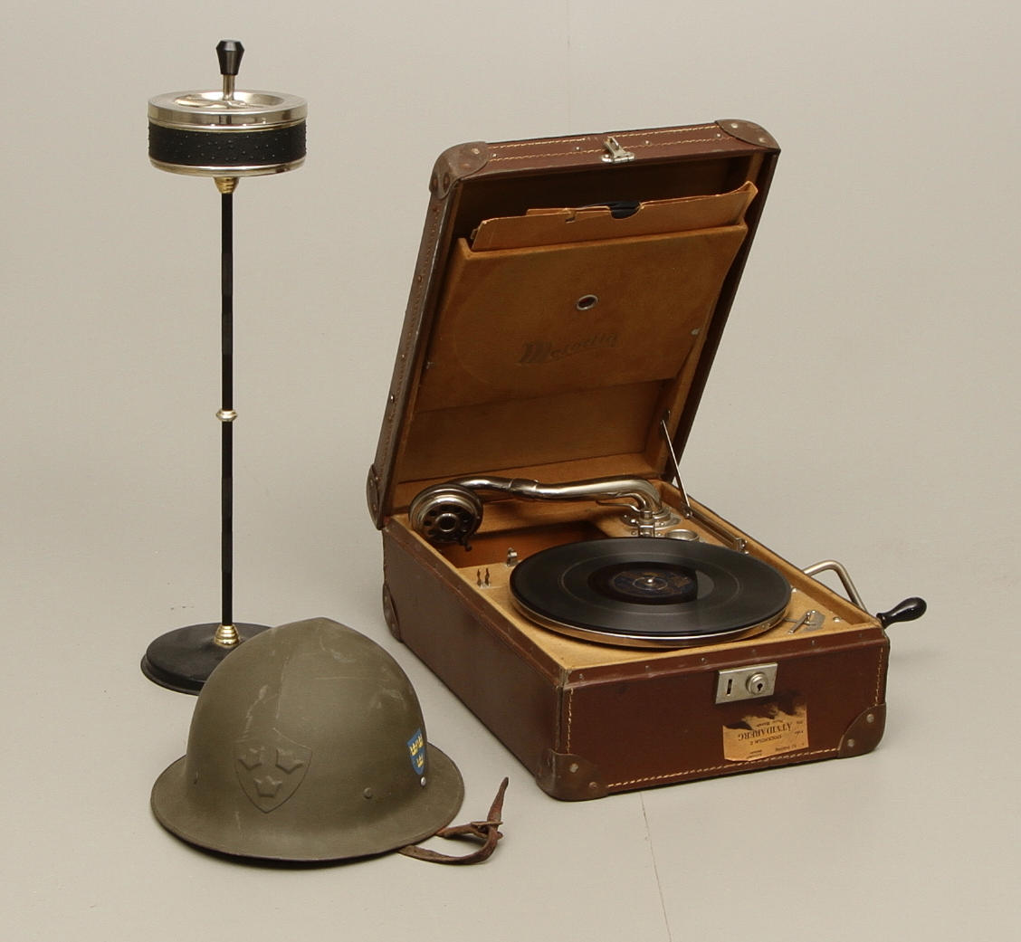 PARTI RESEGRAMMOFON, MILITÄRHJÄLM och ASKKOPP.