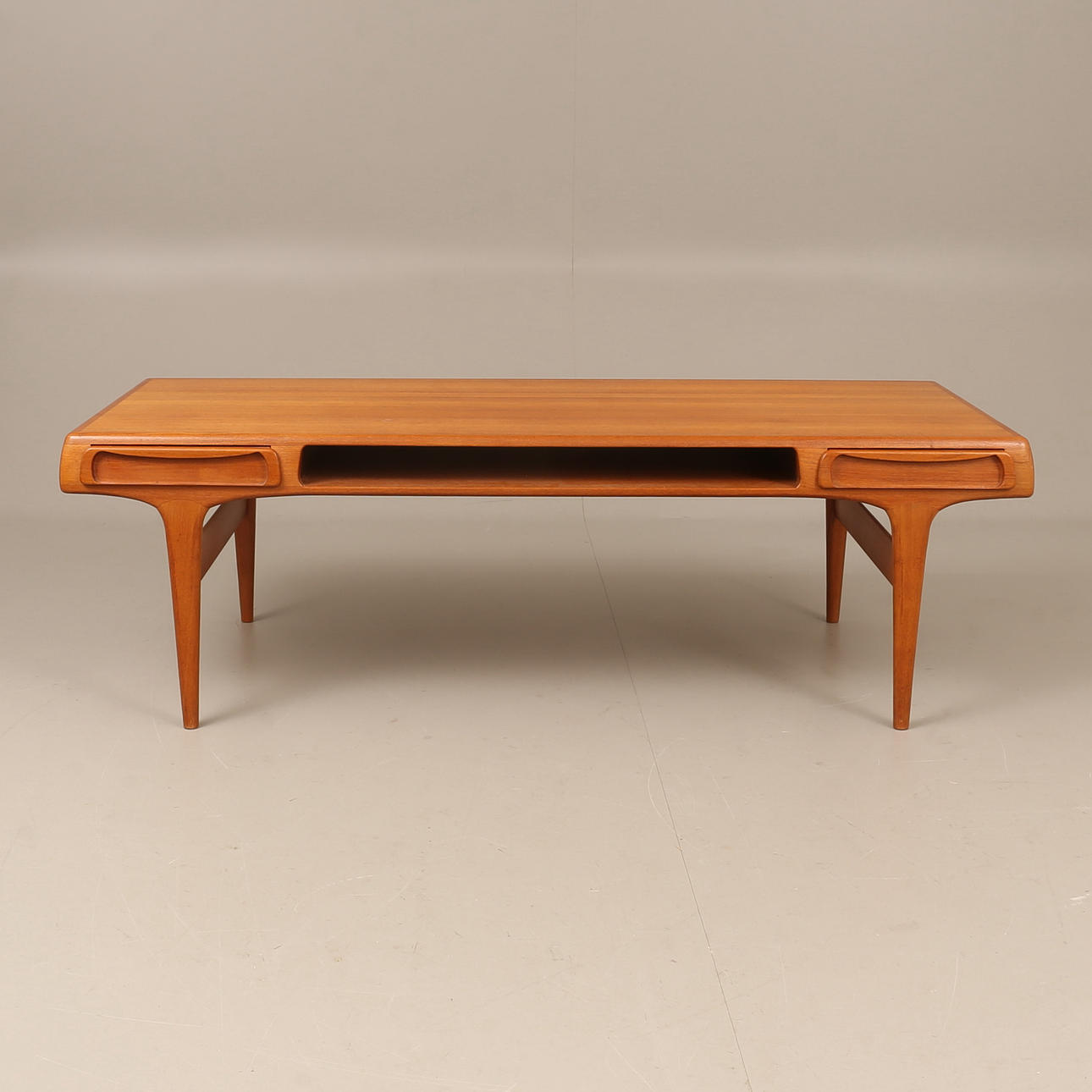 JOHANNES ANDERSEN. Soffbord, teak, 1960-tal.