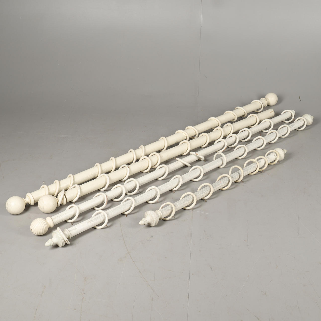 FEM HVIDE GARDINSTÆNGER.