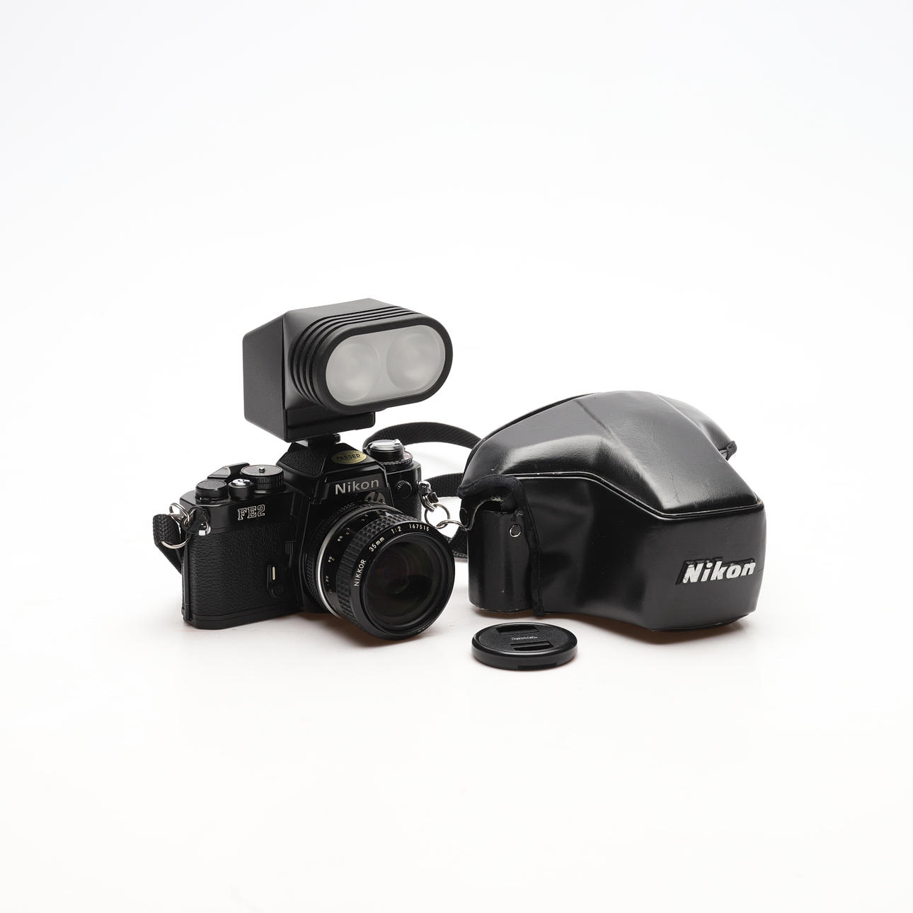 KAMERA Nikon FE2 med objektiv.